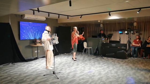 Баянист Сергей Филиппов и певица Лана Берг."На побывку едет". смотреть онлайн