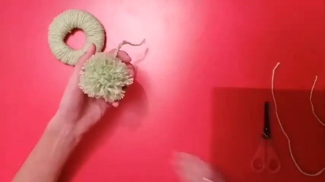 Лягушка из ниток.Игрушки из помпонов. Поделки своими руками из ниток (пряжи). смотреть онлайн