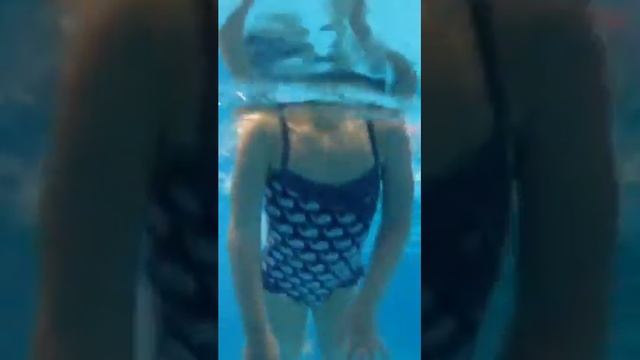 Подводное плавание девочки в бассейне смотреть онлайн
