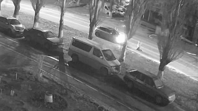 В Тольятти на улице Дзержинского пьяный мужчина выполз на проезжую часть и его переехала машина смотреть онлайн