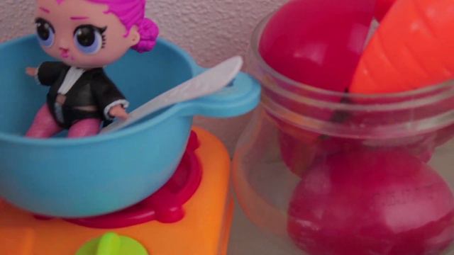 Малышка Маша MIX купается в реке для детей смотреть онлайн