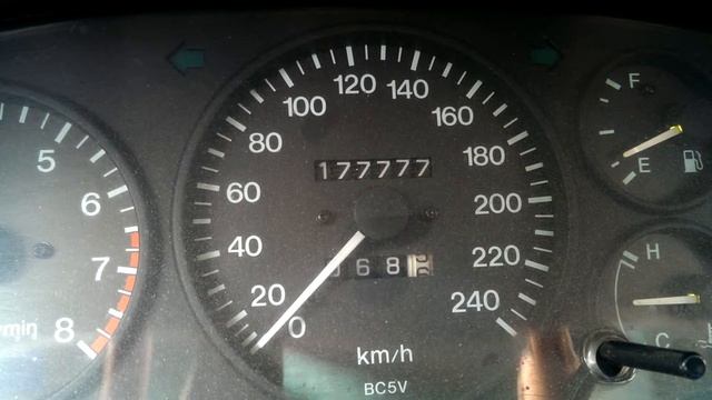МАЗДА. Когда набежала круглая цифра пробега. Mazda. 323. смотреть онлайн