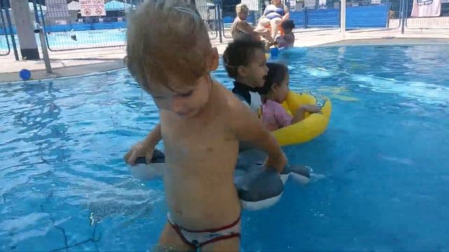 пришли в бассейн поплавать смотреть онлайн