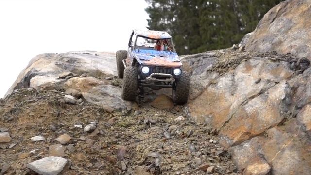 Axial Wraith 1.9 Rock Crawling & Mudding - HH Puller Pro BL Stubby - Vanquish Products Currie F9