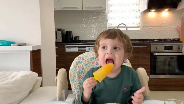 ГОТОВИМ для ВАНИ Мороженое «ФРУКТОВЫЙ ЛЁД». ВАНЯ первый раз пробует мороженое. смотреть онлайн