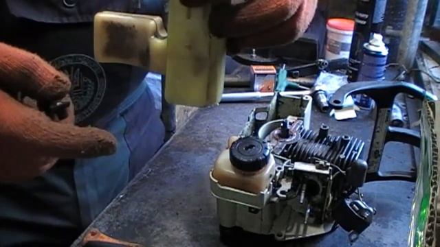 Бензопила Stihl MS 180 ремонт системы подачи масла. смотреть онлайн