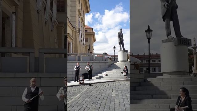 Чешские народные песни у памятника Гарригу Массарику на Пражском граде. Czech folk music смотреть онлайн