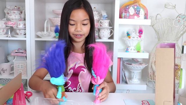 Hug Time Harmony Poppy and Branch Dolls with Jessalyn Grace | DreamWorks' Trolls Presents UNBOX IT смотреть онлайн