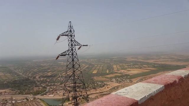 Vue de la route entre Azilal et Afourar смотреть онлайн