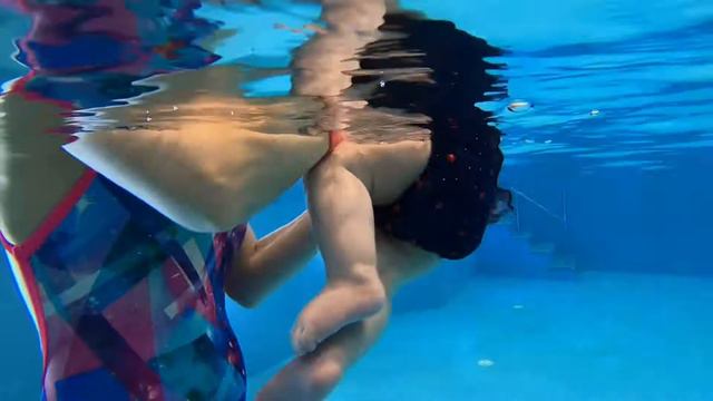 Учимся купаться в бассейне смотреть онлайн