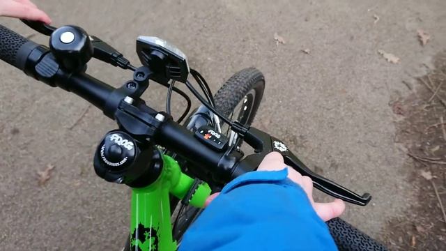 Theo and Daddy Learning to use gears on the Frog Bike 52 смотреть онлайн