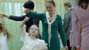 Девочки танцуют с  мамами - Мамочки, мамулечки
