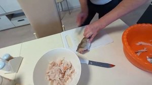 Рыбный пирог с треской и луком на праздничном столе