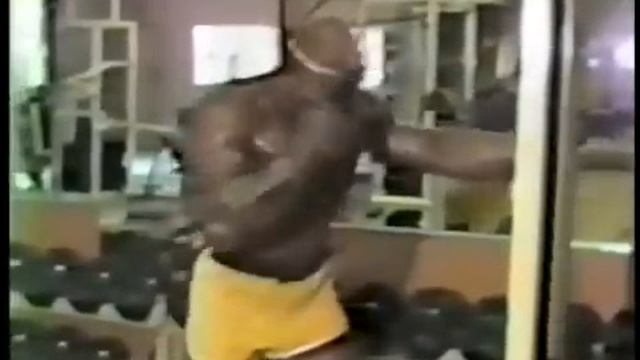 Bodybuilder Sergio Oliva Training Triceps смотреть онлайн