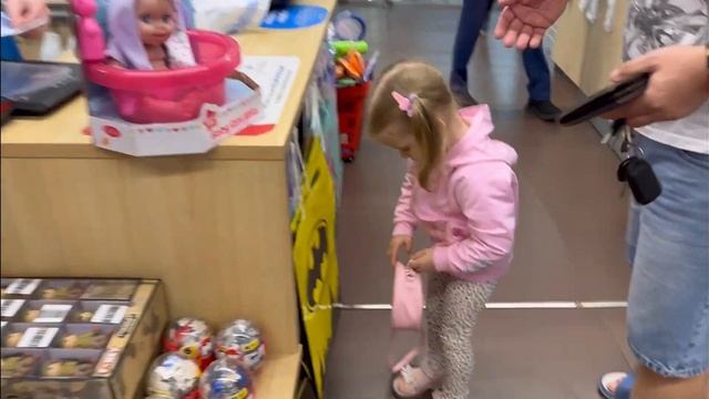 Первая самостоятельная покупка. Детский салон красоты и новая прическа для Киры. смотреть онлайн