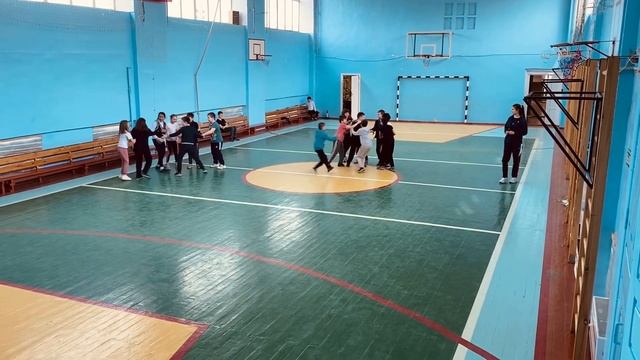 Урок физической культуры. Подвижная игра «Дружная семейка». Класс 4В смотреть онлайн
