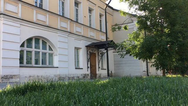 Москва. Ул. Школьная стала пешеходной. Ансамбль Рогожской Ямской слободы. XIX век.