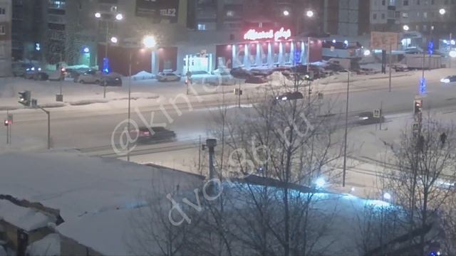 Машины продолжают биться в Сургуте из-за скользкозти и колейности смотреть онлайн