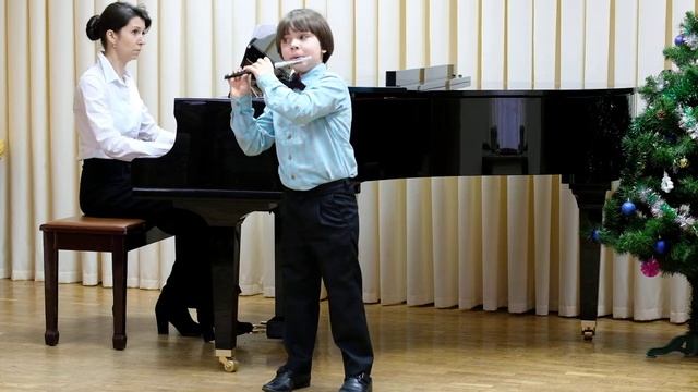 И.С. Бах "Менуэт" и "Шутка" из оркестровой сюиты си минор, исполняет Ян Шомов, 7лет смотреть онлайн