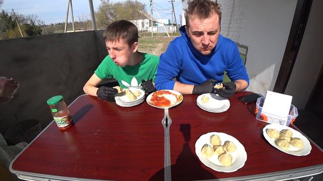 Кто больше и быстрее съест 10 тарелок! Заруба по поеданию 50 хинкали [Хинкали Battle Challenge] смотреть онлайн