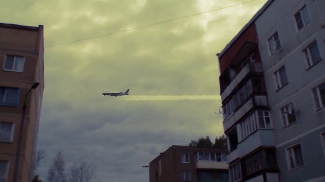 полёт самолёта на низкой высоте смотреть онлайн