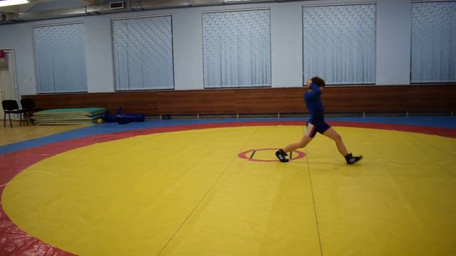 Выпады вперёд, руки за головой смотреть онлайн