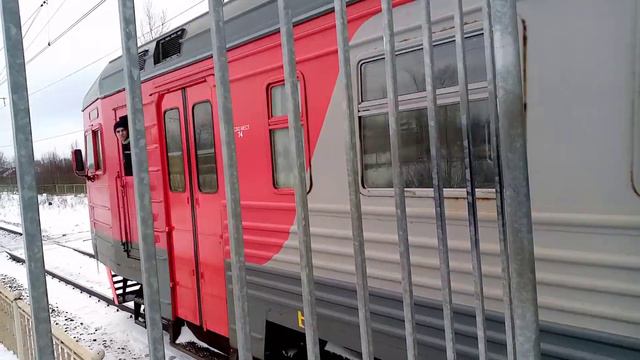 Электропоезд эт2м-123 Сообщением Шапки Санкт-Петербург Отправляется с платформы Поповка смотреть онлайн