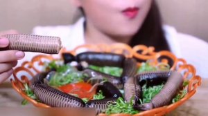 КИТАЙСКАЯ ЕДА.Люди едят на камеру с большим удовольствием...