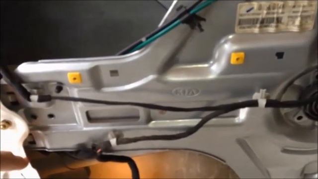 2004 Kia Spectra Door Panel and lock actuator removal смотреть онлайн