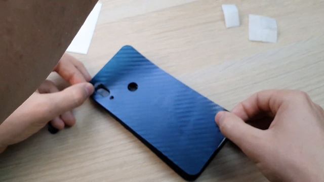 КЛЕЮ СИНЮЮ КАРБОНОВУЮ ПЛЕНКУ НА XIAOMI REDMI 7! смотреть онлайн