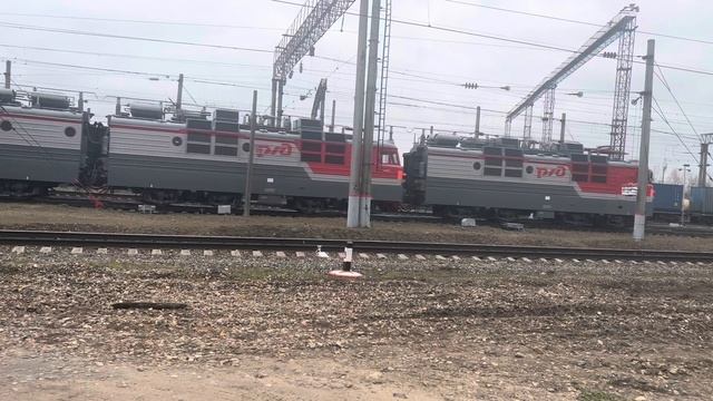 Электровоз ВЛ80С-1063/1569 отправляется со станции Юдино в Казани. смотреть онлайн