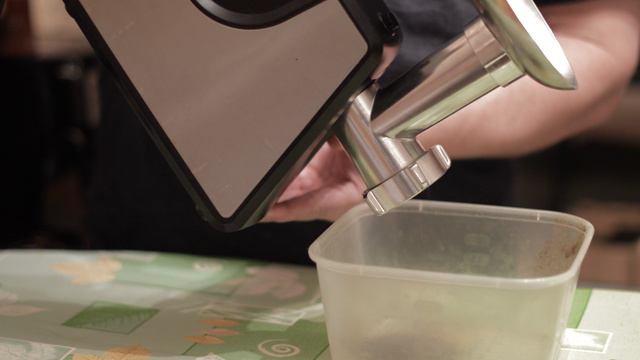 Как смолоть перец в электромясорубке.