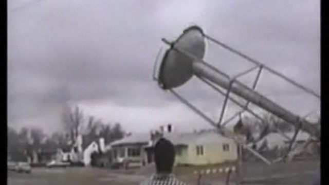 Водонапорная башня упала на дом смотреть онлайн