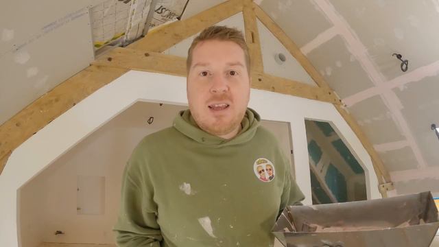 ENDUIT et BANDES sur le PLAFOND CATHÉDRALE - EP69 - rénovation maison смотреть онлайн