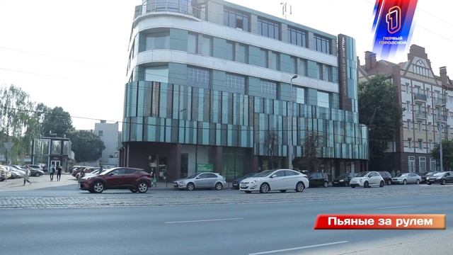 Наехал на клумбу в центре города. Вождение под градусом, норма или вседозволенность? смотреть онлайн