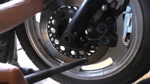 Как снять переднее колесо на Yamaha V-max 1200.