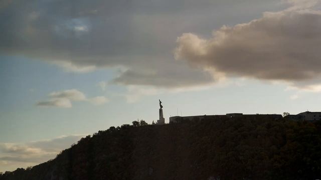 [Timelapse] Evening mood in Budapest with a view of the Liberty Statue (Szabadság szobor) in 4K смотреть онлайн
