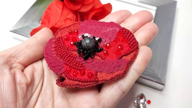 Брошь цветок мак Дизайнерская брошь вышитая бисером пайетками и бусинами смотреть онлайн