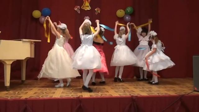 танец фонтан - девочки с лентами смотреть онлайн