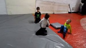 Играем в регби на коленях (дети 5-6лет)