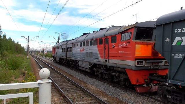 2ТЭ116-447 с грузовым поездом и приветливой бригадой следует через о.п. Мурино смотреть онлайн
