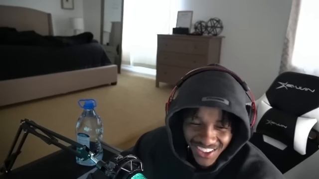 I Was BORED, So I Gave Him 100,000 ROBUX (Roblox) смотреть онлайн