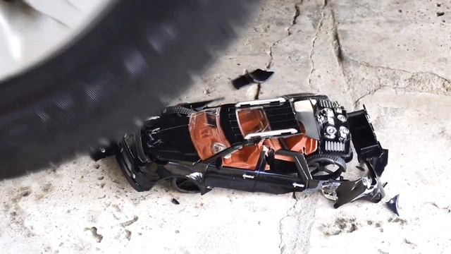 Автомобиль-эксперимент против Киндер-Сюрприз Раздавливание хрустящих и мягких вещей на машине! смотреть онлайн