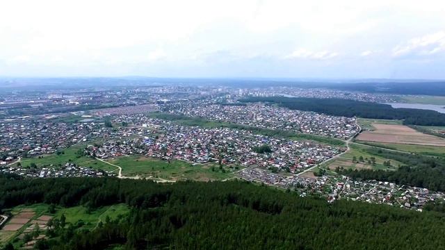 Гора Пильная летом, вид с воздуха на поселок и Первоуральск смотреть онлайн