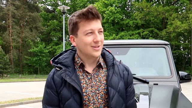 Mercedes G63 Brabus! 5.5l v8 BiTurbo 585HP! wyścig Hulajnoga elektryczna Vsett10+ смотреть онлайн