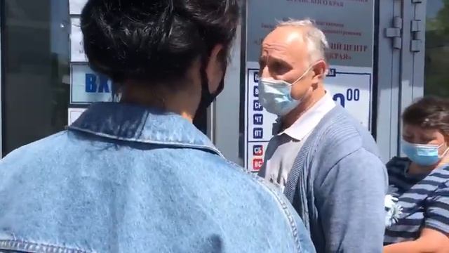 Медики Диагностического центра вышли рассказать о падении зарплаты. Охрана вызвала полицию смотреть онлайн