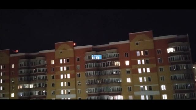 Вид из окна на ночной город при участии ВКС РФ смотреть онлайн