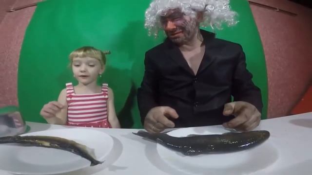 Обычная еда против мармелада! Вареная еда против сырой! Папа плачет !