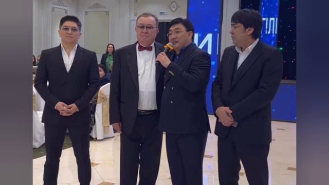 Мейрамбек Беспаев бастаған Шәкірттері Алтынбек Қоразбаевқа Темір тұлпар мінгізді👏👏 смотреть онлайн
