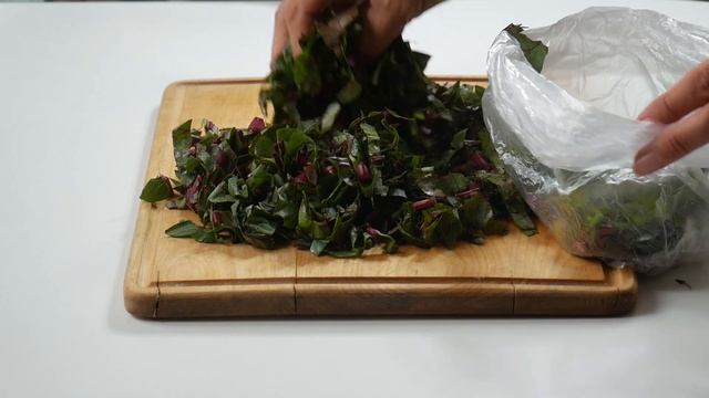 Свекольную БОТВУ НЕ ВЫБРАСЫВАЮ. Рецепты. Можно ее замораживать и готовить суп /щи @dobrie_znania